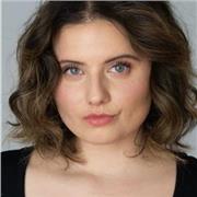 Profesor de inglés dicta clases a personas de todas las edades